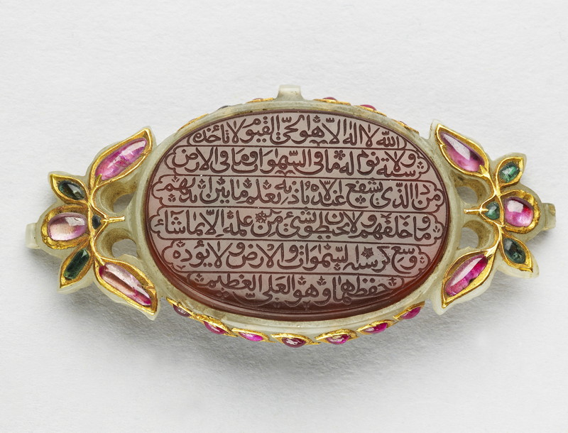 Amulet India, late 17th–early 18th century, Cornelian, inscribed and jade inlaid with gold and inset with emeralds and rubies, 3.2 x 4.1 cm Presented by J. B. Elliott, 1859. Ashmolean Museum (EA2009.5) © Ashmolean Museum, University of Oxford 